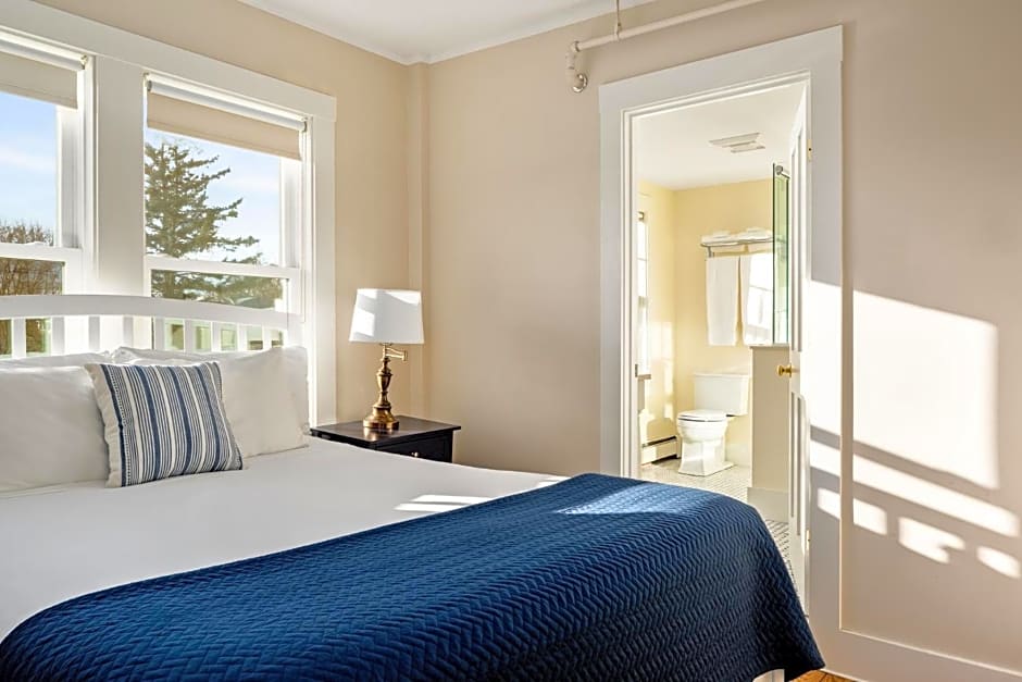 East Wind Inn & Suites