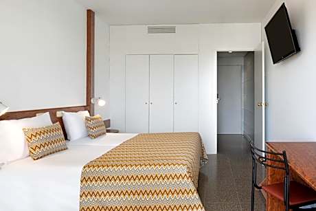 Economy Quadruple Room (3 Adults + 1 Child)