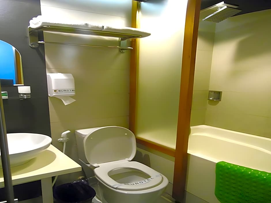 Eurotel Las Pinas Hotel