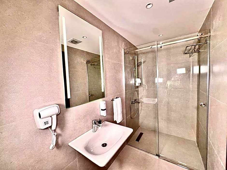 New MerryLand Hotel