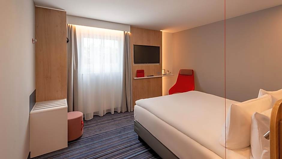 Holiday Inn Express - Hamburg South A7-AS42 By IHG