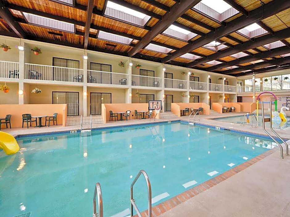 Ramada Hotel & Conference Center by Wyndham Plymouth