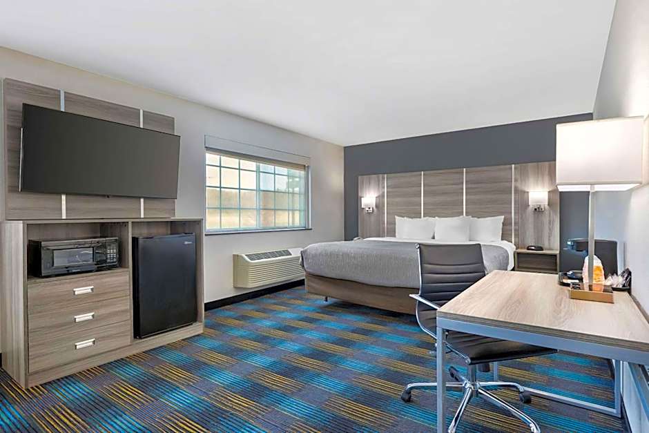 Quality Inn & Suites Fort Madison near Hwy 61