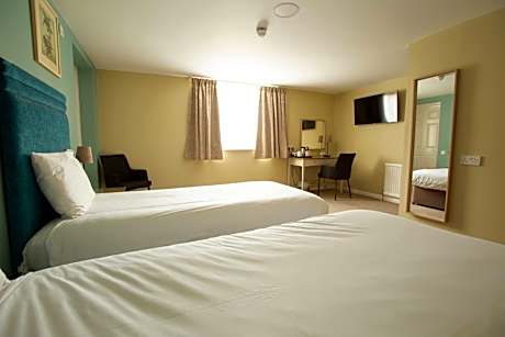 Twin Room with Walk In Shower and View - Disability Access