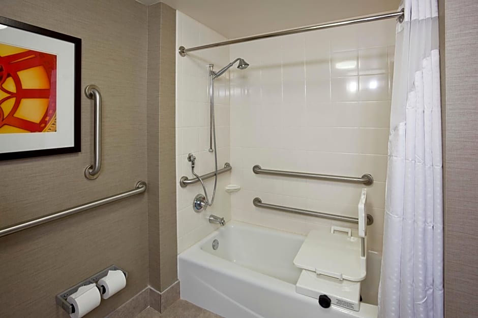 Holiday Inn Express & Suites Bloomington West