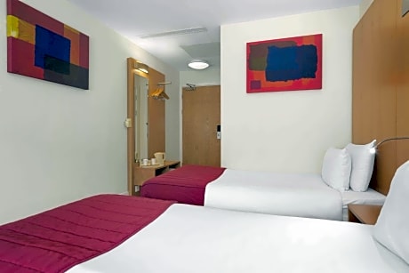 2 Single Beds Room