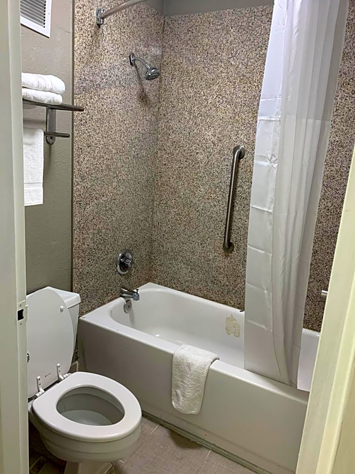 Days Inn & Suites by Wyndham Collierville Germantown Area