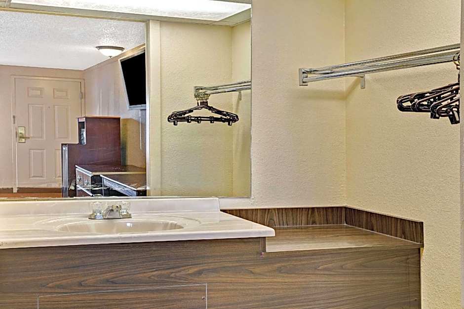 Inn Madison Heights, MI