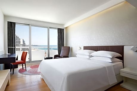 Premium Queen Room with Balcony - Seafront/Mid Floor