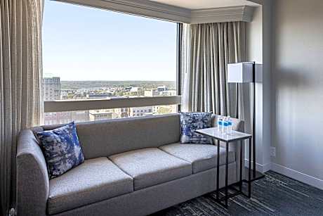 M Club lounge access, 1 Bedroom Executive Suite, 1 King, Sofa bed, High floor