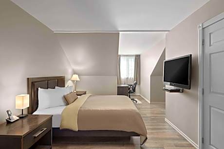 Queen Suite - Non-Smoking