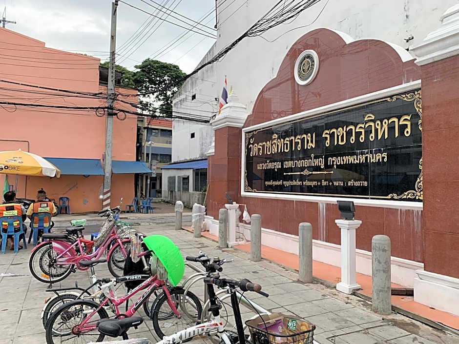 Achcha hotel - itsaraphap MRT station - Wat Arun