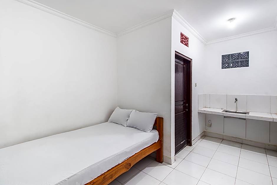 OYO Life 93504 Kost Krisna
