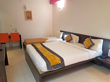 Deluxe Triple Bed AC