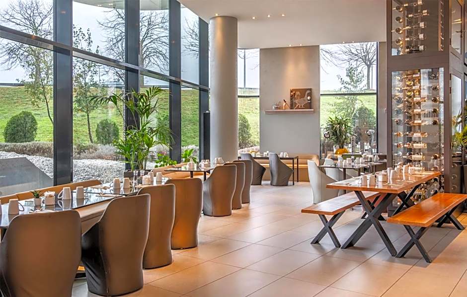 Radisson Blu CDG Airport Terminal Hotel, Paris