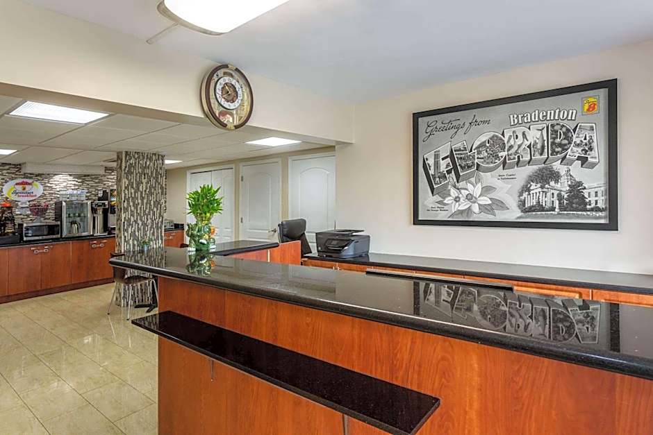 Super 8 by Wyndham Bradenton Sarasota Area