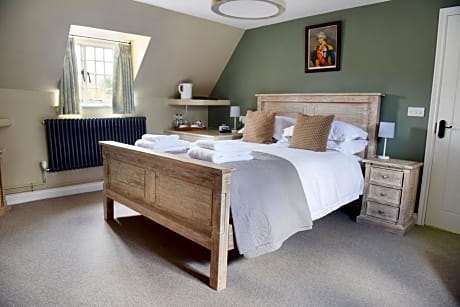 Bed-King-Ensuite with Shower-Street View-Walsingham