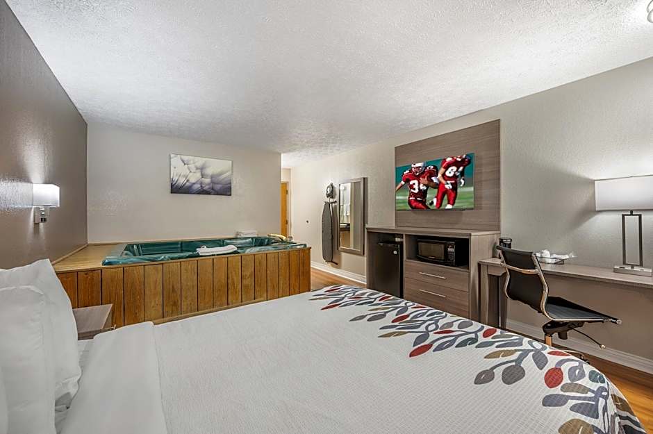 Photo 1 of 6 of Superior 1 Queen Bed, Jetted Tub