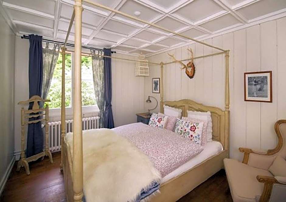 Foto 1 di 5 di Double or Twin Room with Shared Bathroom