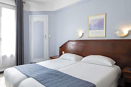TWIN ROOM