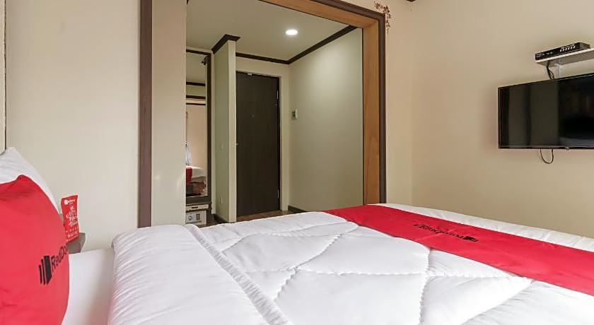 RedDoorz Plus @ Pondok Labu