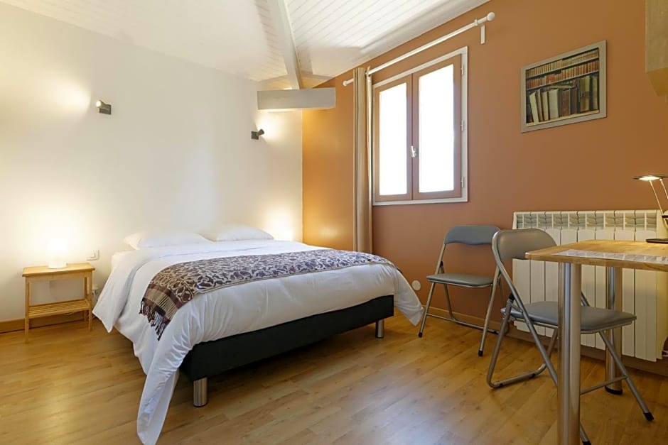 Chalet de charme climatisé, son Jacuzzi - SPA privatif et la piscine de la Maison Bleue du Gers