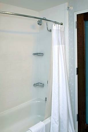 Queen Suite with Mountain View and Adapted Tub - Mobility and Hearing Accessible