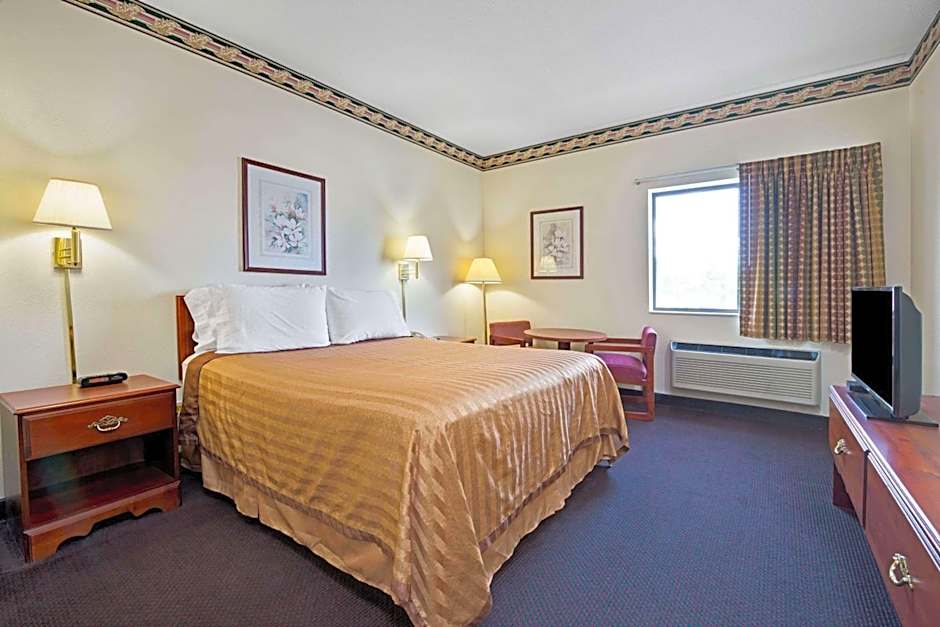 Travelodge by Wyndham St. Louis