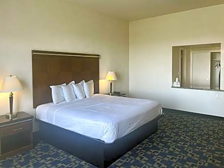 1 King Bed - Non - Smoking