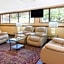 Days Inn & Suites by Wyndham Madison Heights MI