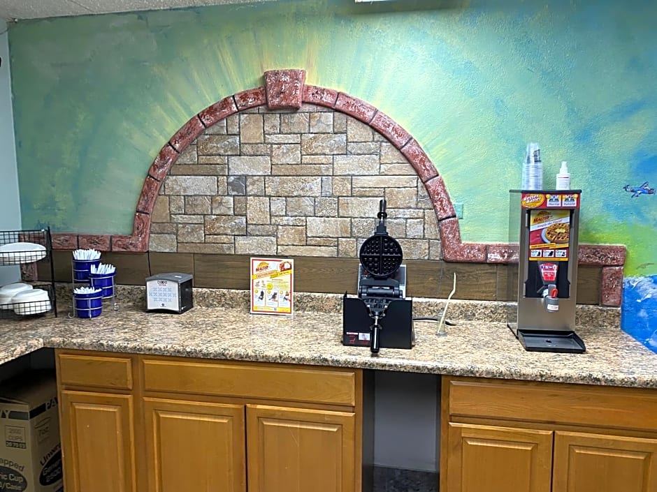 Days Inn & Suites by Wyndham Springfield on I-44