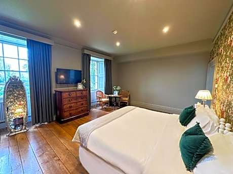 Deluxe Suite with Garden View - NO PETS