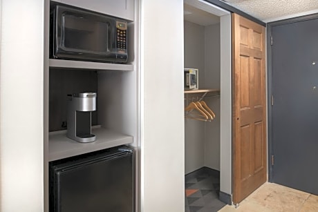 Standard Queen Room with Two Queen Beds and Mobility Accessible Tub