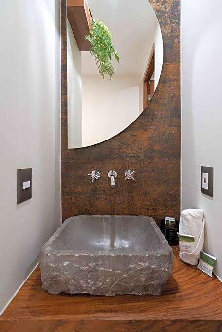 Frida's Artsy Condo with own mural, outdoor tub & rooftop pool