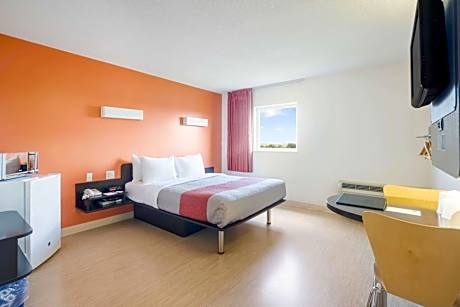 1 Queen Bed | Non-Smoking, Kitchen