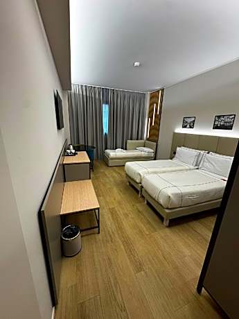 Quadruple 4 Bedroom with Private Bathroom