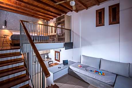 Apartment with Pool View - Split Level