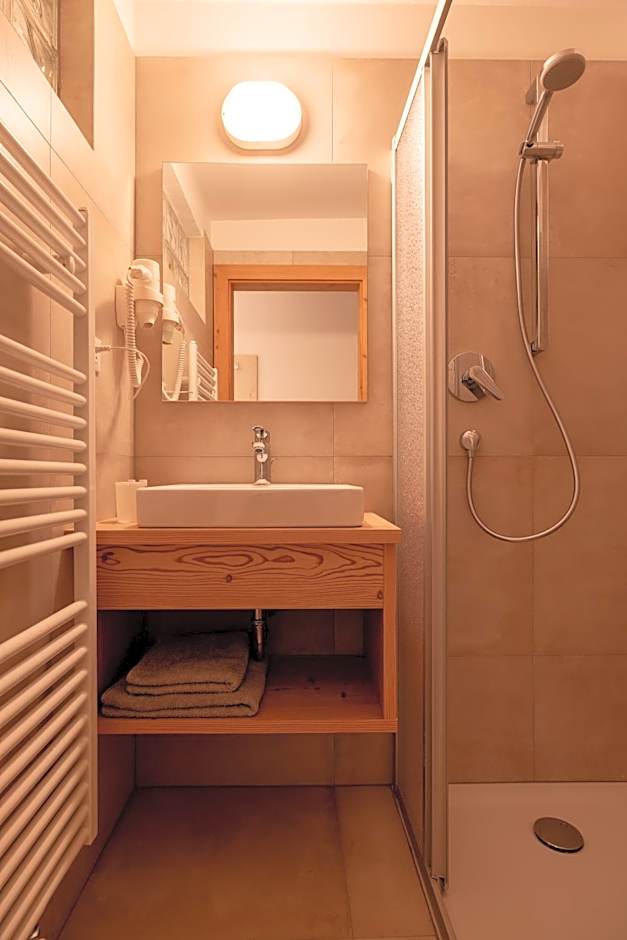 SAN PIETRO DOLOMITI Small Budget Hotel