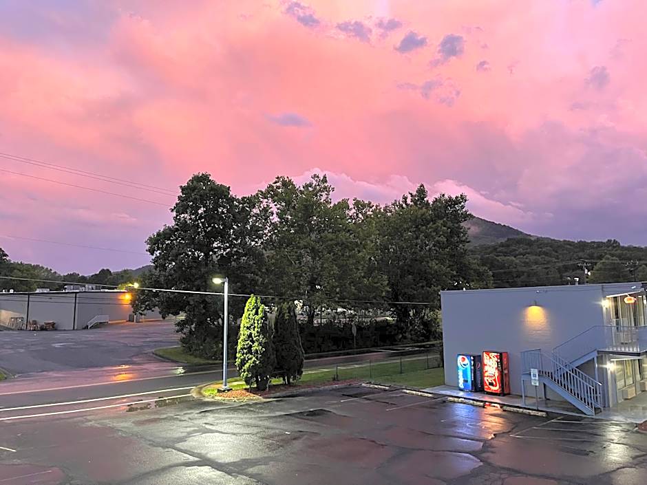 Super 8 by Wyndham Black Mountain