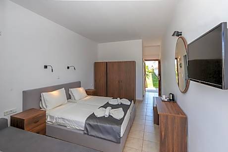 Double Room with Sharing Pool