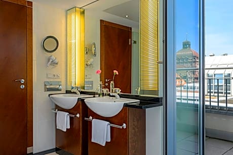 Tafelhof Suite, Concierge lounge access, 1 Bedroom Junior Suite, 1 King, Non-Private Sofa bed