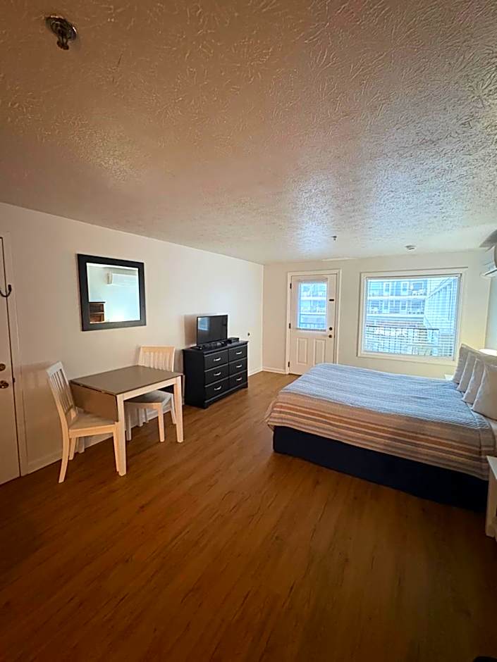 Photo 1 of 9 of 1 Queen Bed with Sofabed Suite