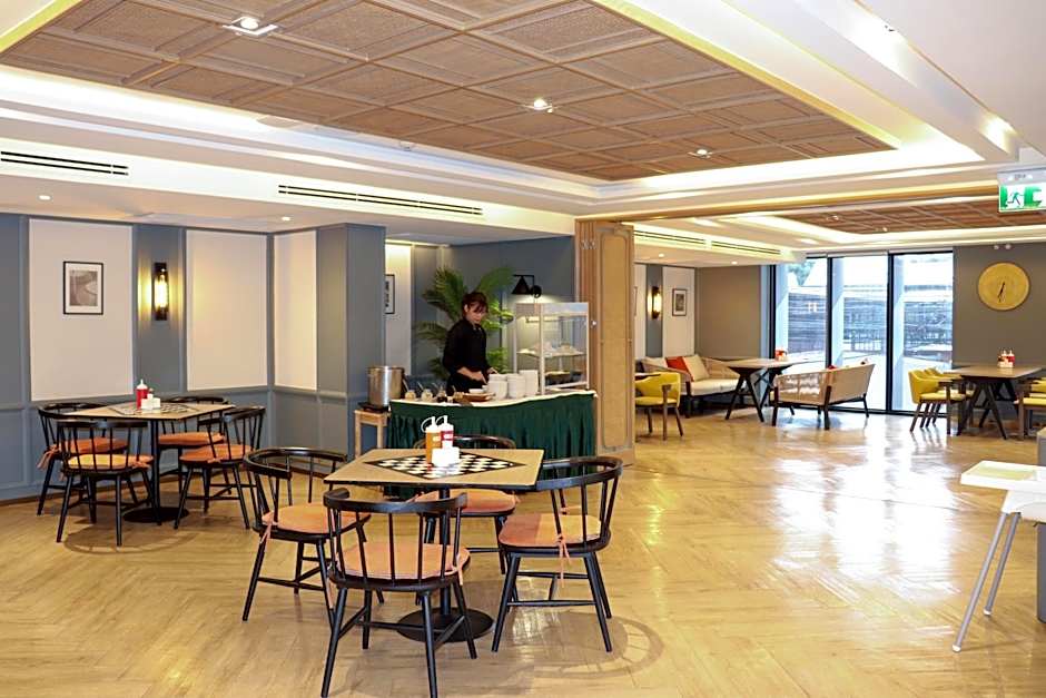 The Quart Ruamrudee by UHG