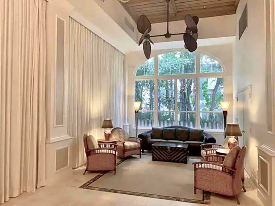 Tropical Beach Condo - Pool, Shops, 86" TV, WiFi