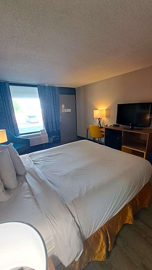 Days Inn & Suites by Wyndham Rocky Mount Golden East