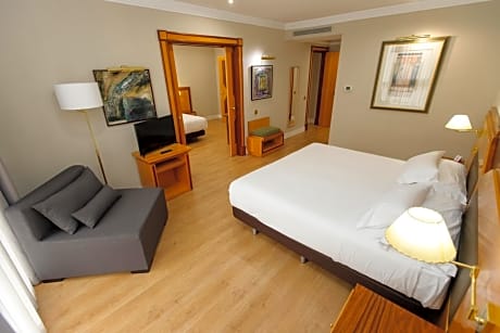Family Suite (2 Adults + 2 Children)