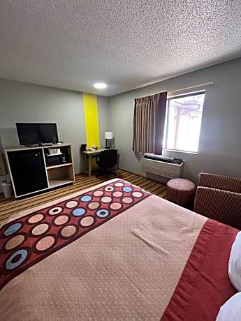 Queen Room - Disability Access/Non-Smoking