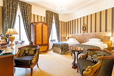 Family Room (2 Adults + 2 Children)