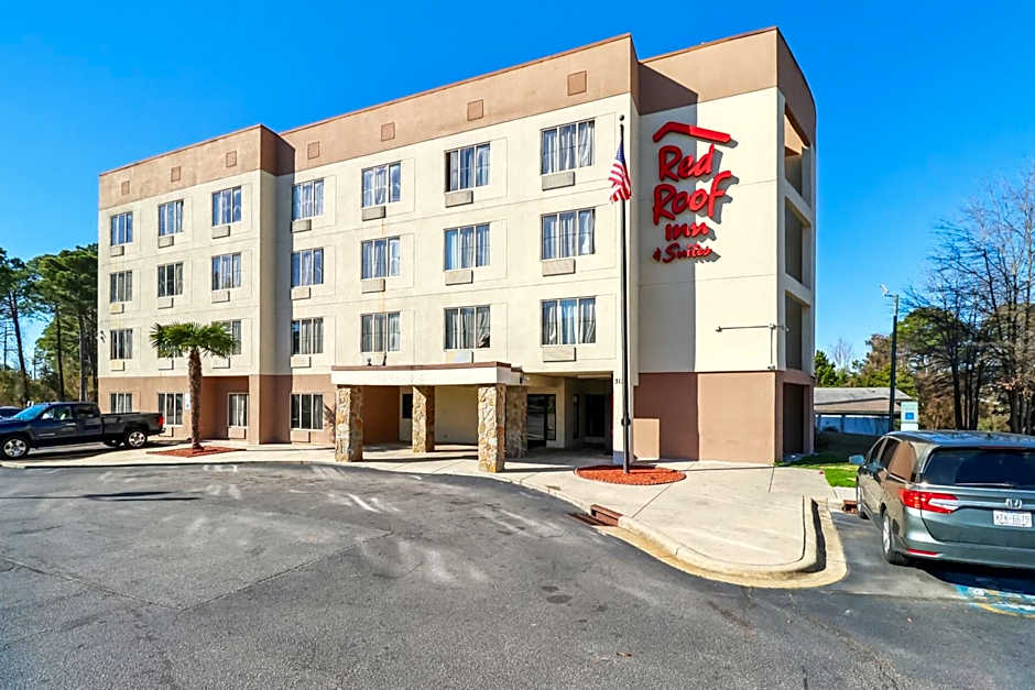 Red Roof Inn & Suites Fayetteville-Fort Bragg