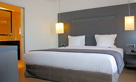 STANDARD ROOM with queen size bed, bedding or twin